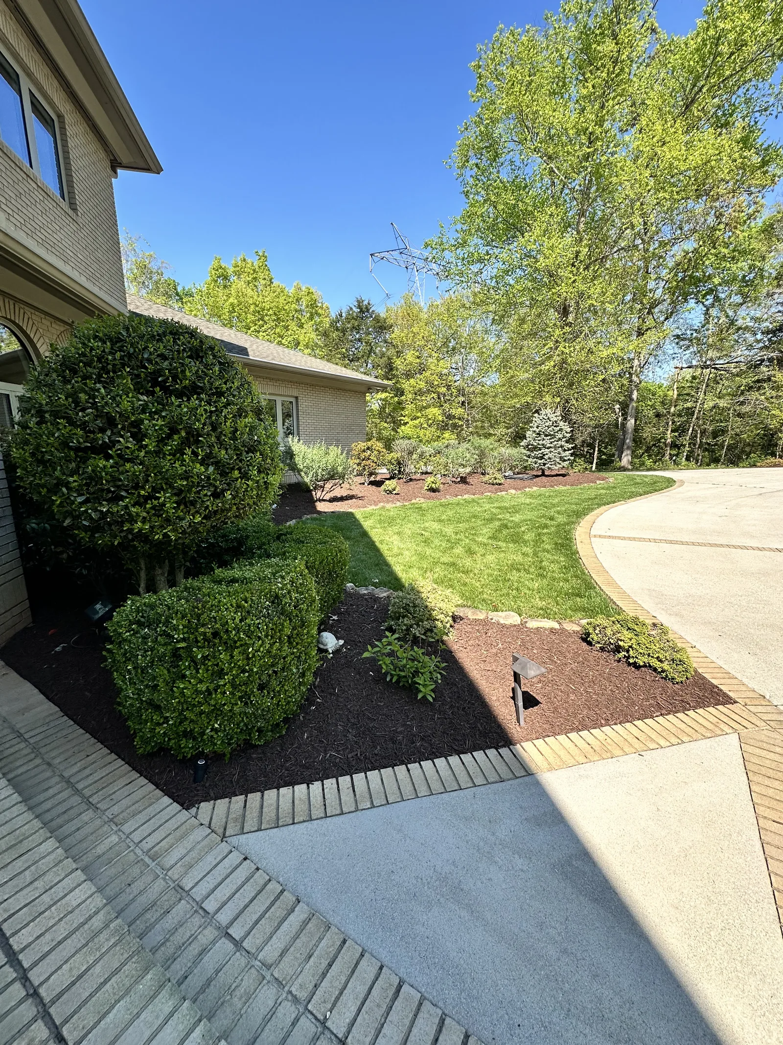 Luxury home landscaping Farragut TN — mulch beds and plant installation by Landscape Around You
